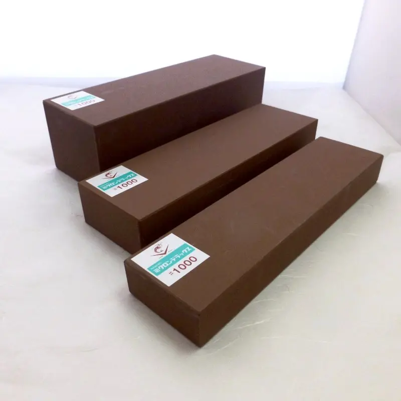 Naniwa Professional Medium-Grit Whetstone (1000 Grit) 1