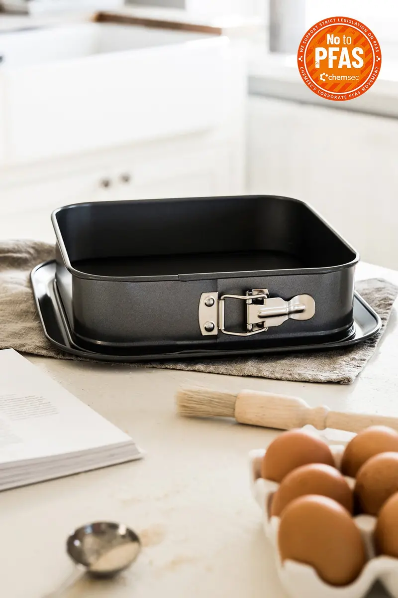 Non-Stick Square Removable-Bottom Pan – 24 Cm With Drainage Rim 1