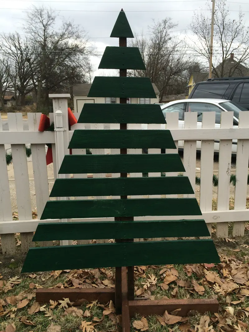 Pallet Wood Christmas Tree – Eco-Friendly Holiday Decor 1